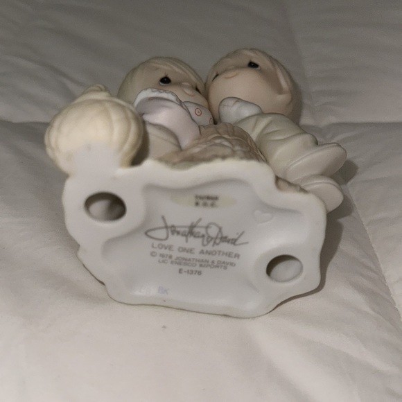 Jonathan & David - Love One Another Figurine - Picture 3 of 7